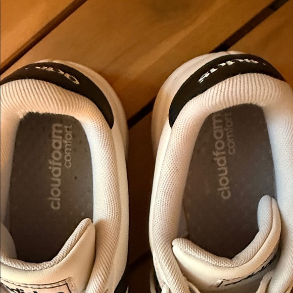 Adidas Women's Classic White Sneakers with Black Accents - Picture 10 of 12